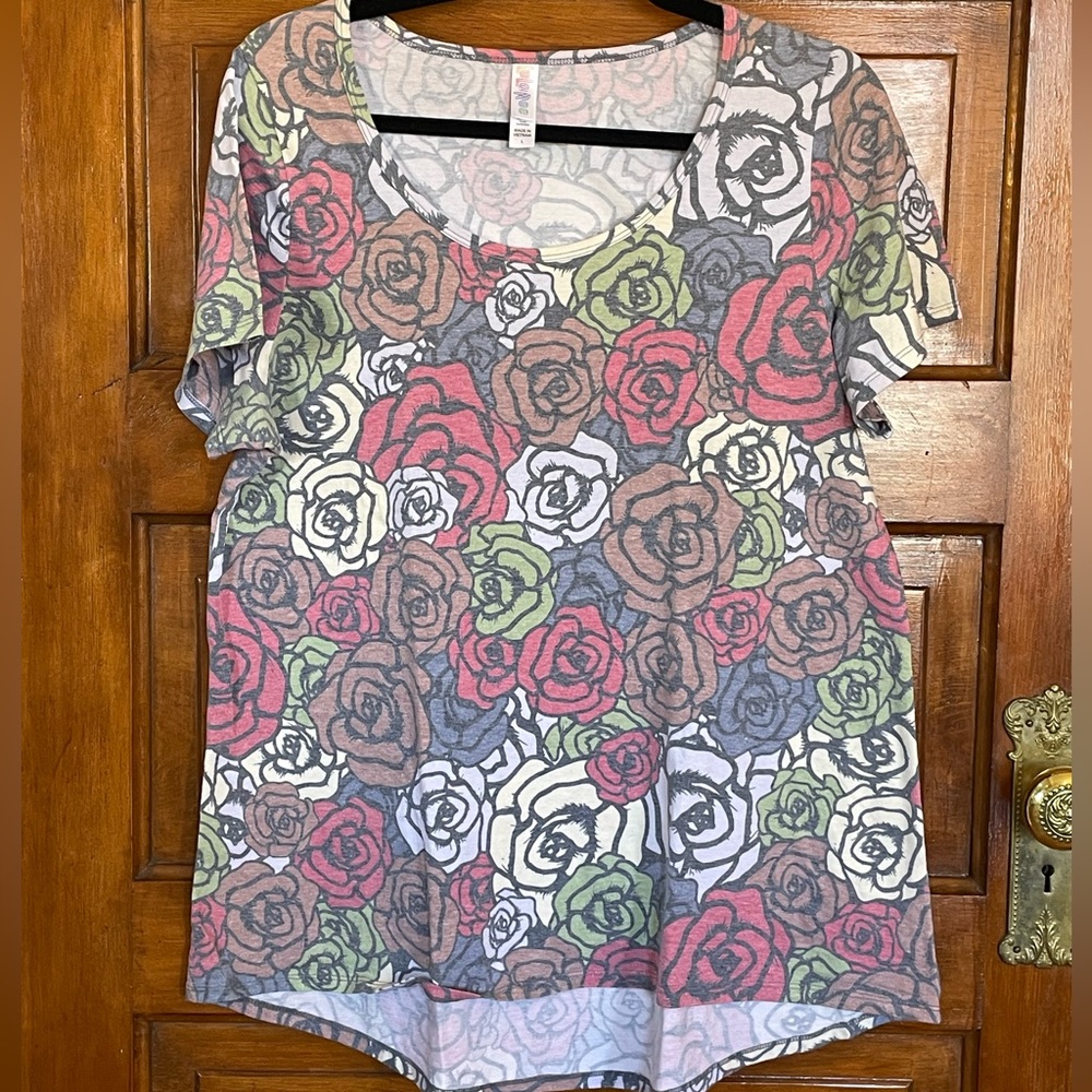 Vintage washed rose print classic tee.
